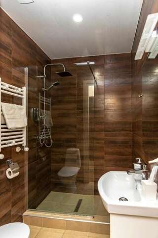 Отель Hotello Тбилиси Номер с кроватью размера «king-size»-5